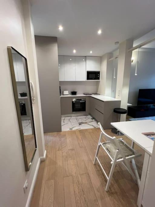 Charmant Appartement Alesia Parijs Buitenkant foto